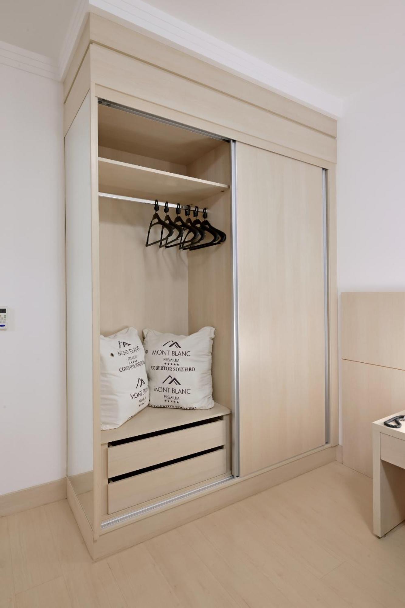 Hotel Mont Blanc Premium Ribeirão Preto Δωμάτιο φωτογραφία A sliding wardrobe