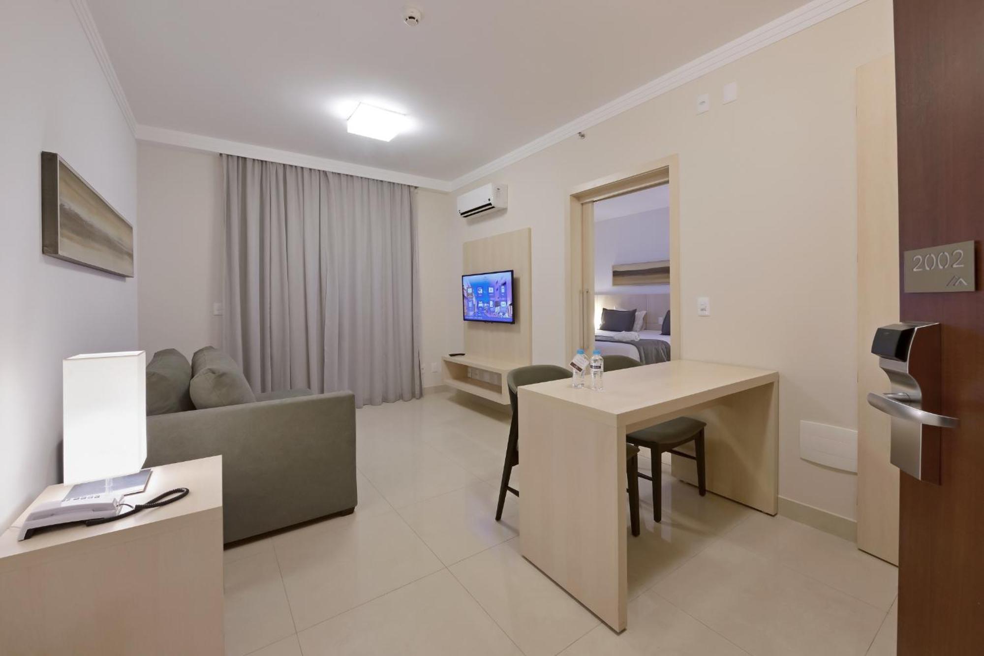 Hotel Mont Blanc Premium Ribeirão Preto Δωμάτιο φωτογραφία A typical one-bedroom apartment